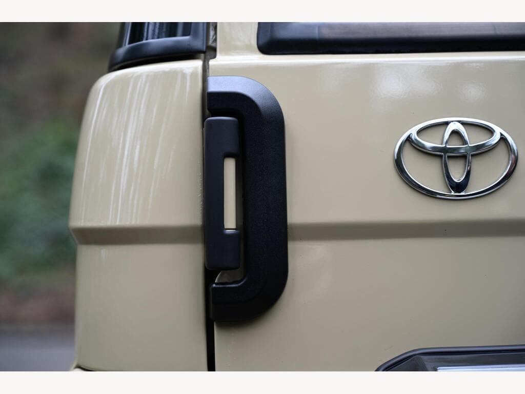 Toyota Land Cruiser - Image 28