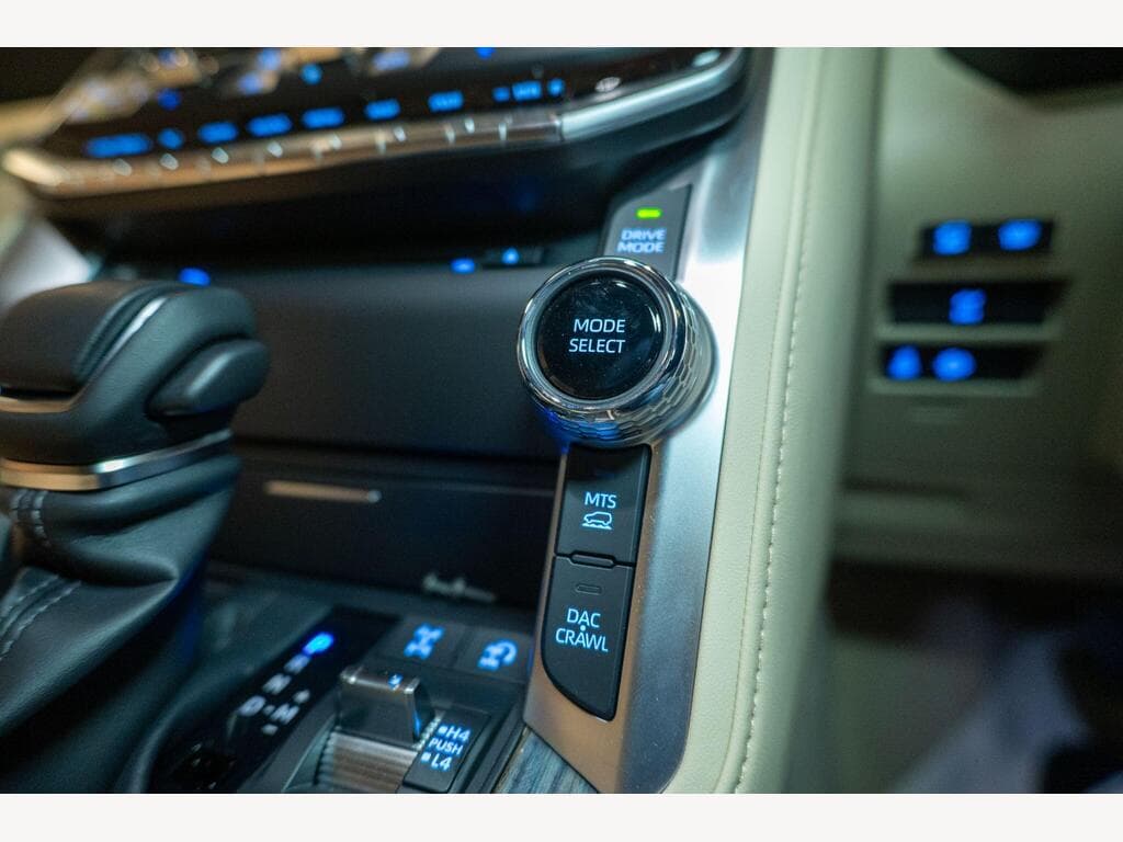 Toyota Land Cruiser - Image 15