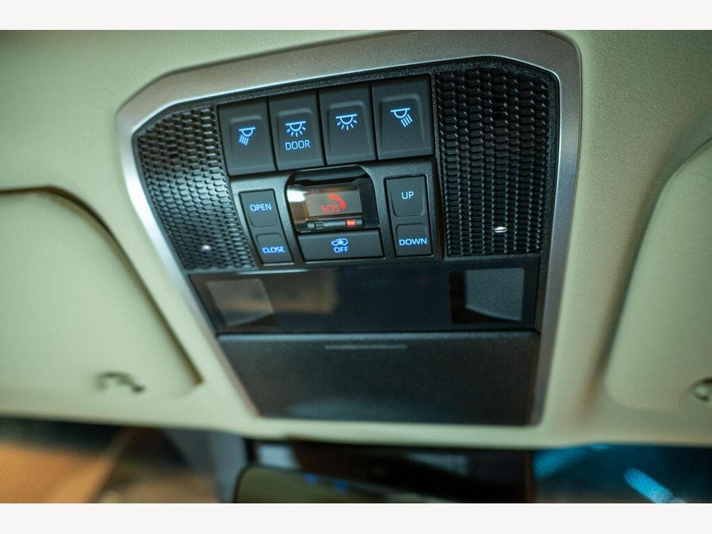 Toyota Land Cruiser - Image 9